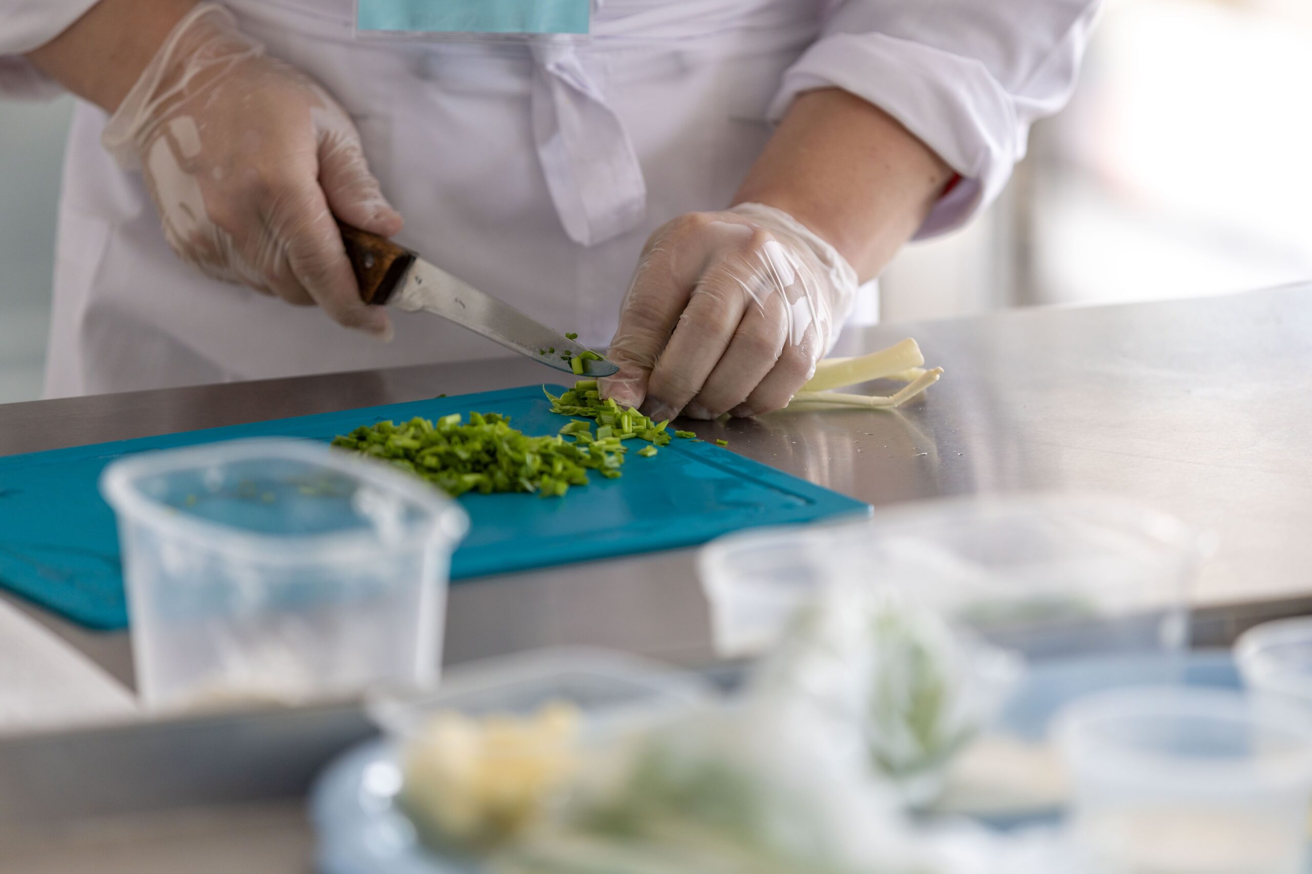 Chef cuisinant en cuisine professionnelle - méthode HACCP hygiène alimentaire